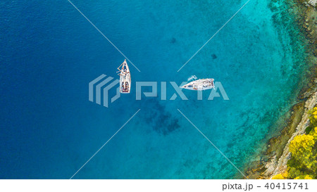 Aerial view of two sailing boats anchoring next to reef 40415741