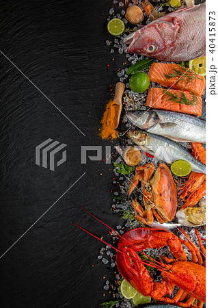 Many kind of seafood, served on crushed ice 40415873