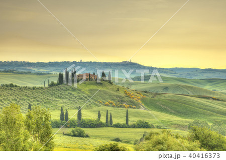 Beautiful Tuscany landscape in sunrise 40416373