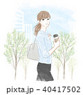 コーヒーを持って歩く女性 40417502