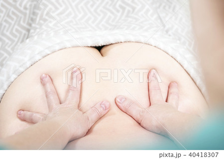 Lumbar massage with hands 40418307