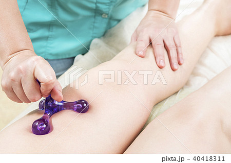 Foot massage with tetra-massager 40418311