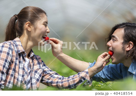 イチゴ狩りをするカップル 40418554