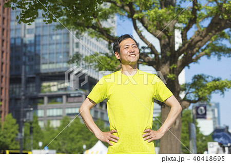 ジョギングをする男性 40418695