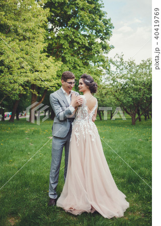 Couple in wedding against the backdrop of the park 40419769