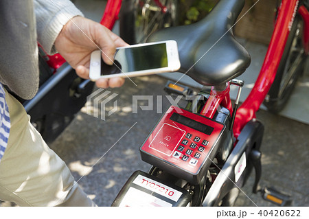 都会で自転車に乗る男性 40420622