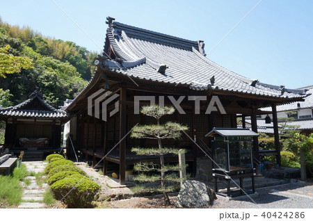 報恩大師備前四十八ヶ寺・長楽寺の本堂と初夏の青空　岡山県岡山市中区 40424286