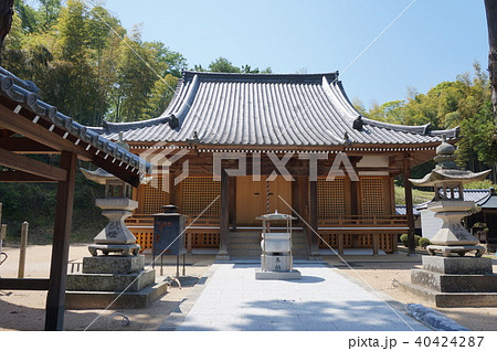 報恩大師備前四十八ヶ寺・最明寺の本堂と初夏の青空　岡山県岡山市中区 40424287