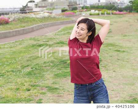 ストレッチをする女性 ストレッチをする女性 40425106