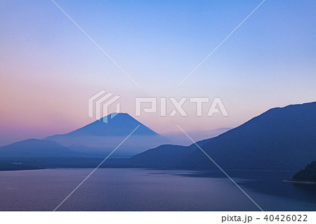 富士山と夕焼け、山梨県富士河口湖町本栖湖にて 40426022