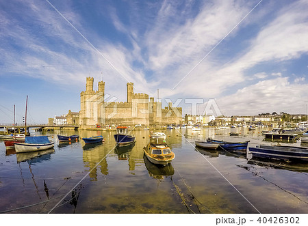 The skyline of Caernafon in Wales during high tide - United Kingdom The skyline of Caernafon in Wales during high tide - United Kingdom 40426302
