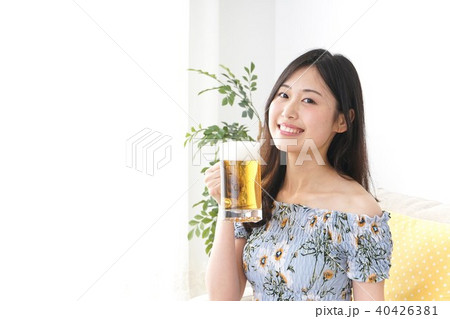 ビールを飲む若い女性 40426381