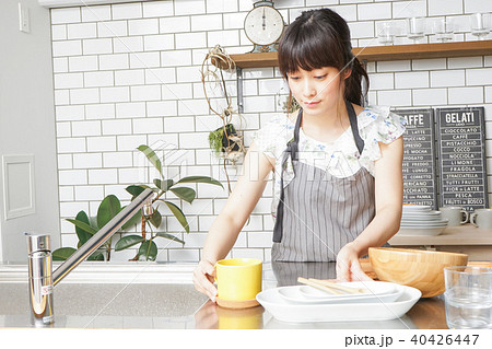 料理をする若い女性 料理をする若い女性 40426447
