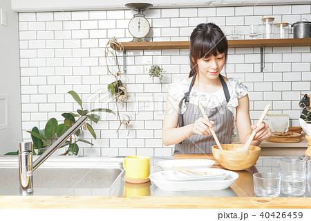 料理をする若い女性  料理をする若い女性  40426459