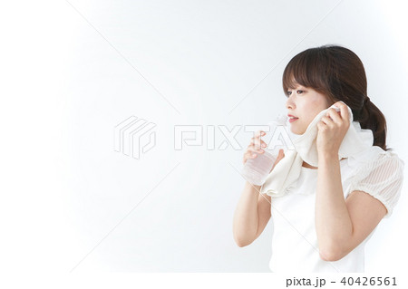 スポーツをする若い女性 40426561