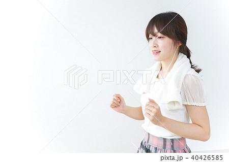 スポーツをする若い女性 40426585