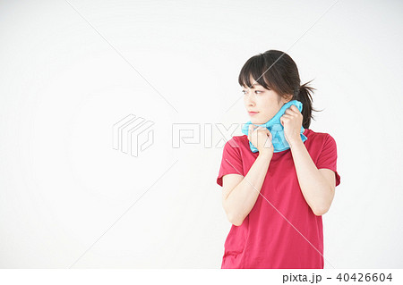 スポーツをする若い女性 40426604