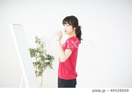 スポーツをする若い女性 スポーツをする若い女性 40426609