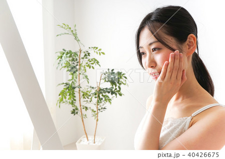 スキンケアをする若い女性 スキンケアをする若い女性 40426675