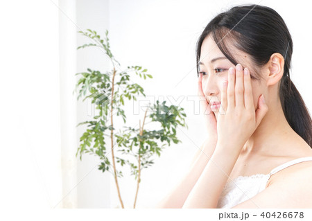スキンケアをする若い女性 スキンケアをする若い女性 40426678