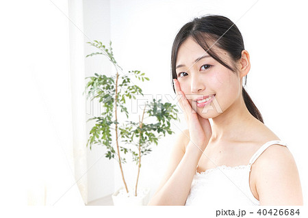 スキンケアをする若い女性 40426684