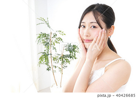 スキンケアをする若い女性 40426685