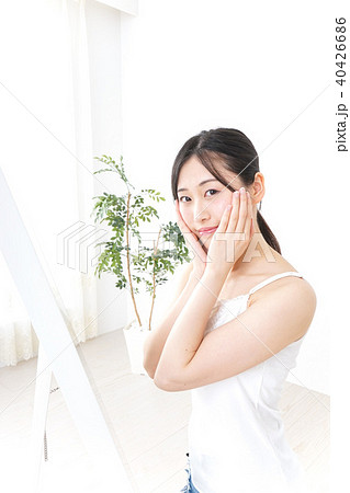 スキンケアをする若い女性 スキンケアをする若い女性 40426686
