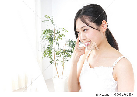 スキンケアをする若い女性 40426687