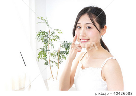 スキンケアをする若い女性 40426688