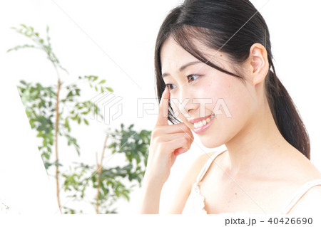 スキンケアをする若い女性 40426690