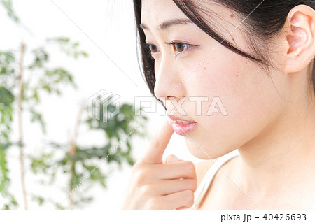 スキンケアをする若い女性 スキンケアをする若い女性 40426693