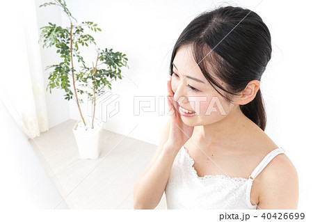 スキンケアをする若い女性 40426699