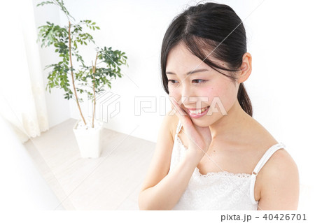 スキンケアをする若い女性 スキンケアをする若い女性 40426701