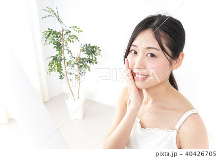 スキンケアをする若い女性 40426705