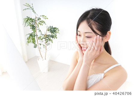 スキンケアをする若い女性 スキンケアをする若い女性 40426706