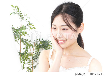 スキンケアをする若い女性 40426712