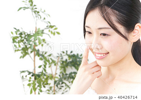 スキンケアをする若い女性 40426714