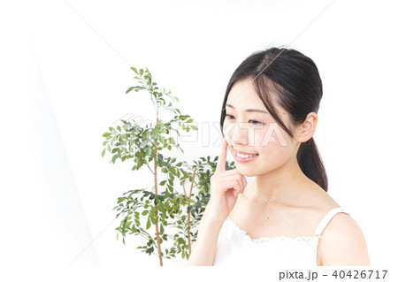 スキンケアをする若い女性 スキンケアをする若い女性 40426717
