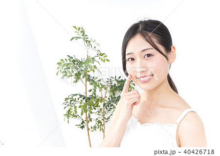 スキンケアをする若い女性 40426718