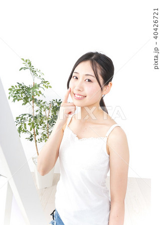 スキンケアをする若い女性 スキンケアをする若い女性 40426721