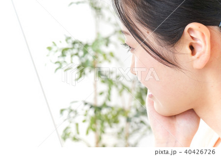 スキンケアをする若い女性 スキンケアをする若い女性 40426726