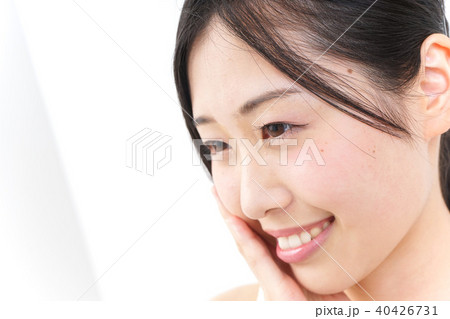スキンケアをする若い女性 スキンケアをする若い女性 40426731