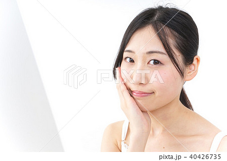 スキンケアをする若い女性 40426735