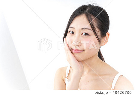 スキンケアをする若い女性 40426736