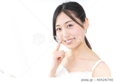 スキンケアをする若い女性 40426740