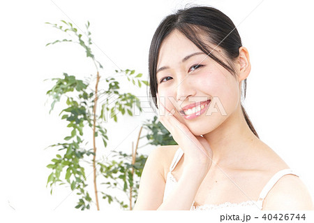 スキンケアをする若い女性 40426744