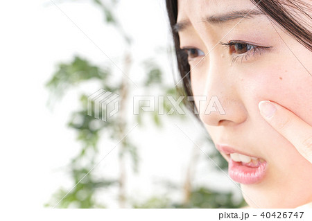 スキンケアをする若い女性 40426747