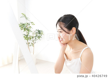 スキンケアをする若い女性 スキンケアをする若い女性 40426749
