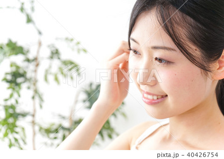 スキンケアをする若い女性 スキンケアをする若い女性 40426754