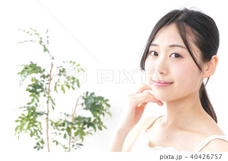 スキンケアをする若い女性 スキンケアをする若い女性 40426757